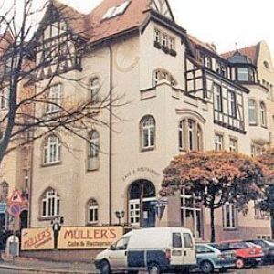 Detailreiche Altbaufassade mit Erker und Fachwerk-Elementen.