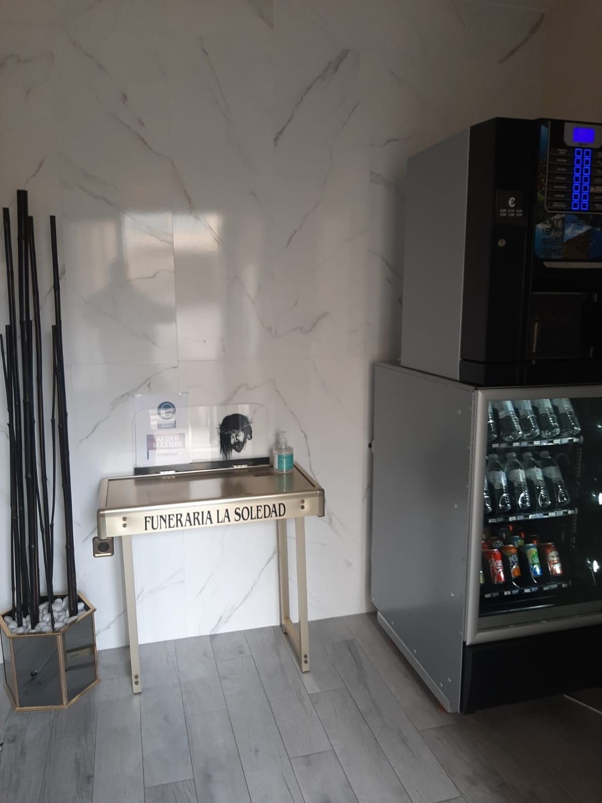 Una habitación con una mesa y una máquina expendedora