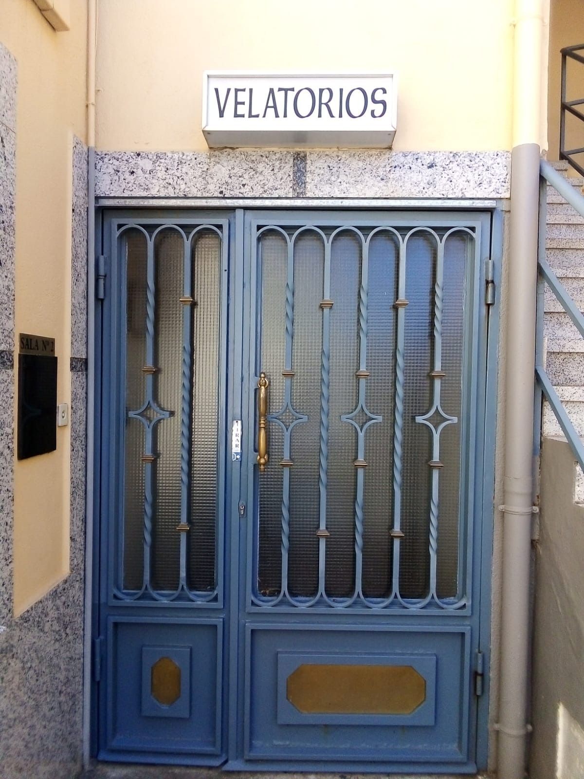 Una puerta azul con un cartel encima que dice velatorios