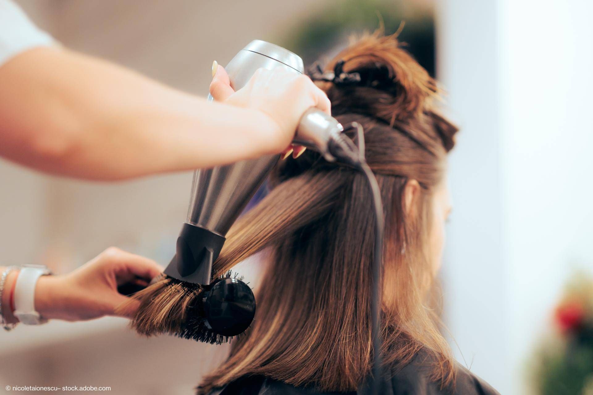 Junge Frau bekommt einen neuen Haarschnitt beim Friseur