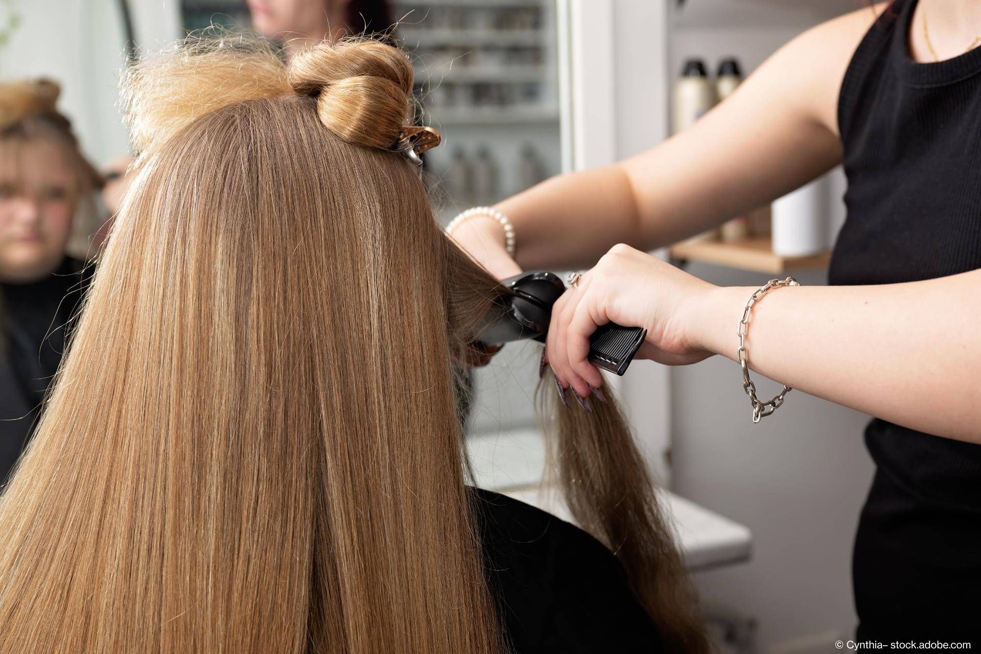 Junge Frau bekommt eine Haarverdichtung