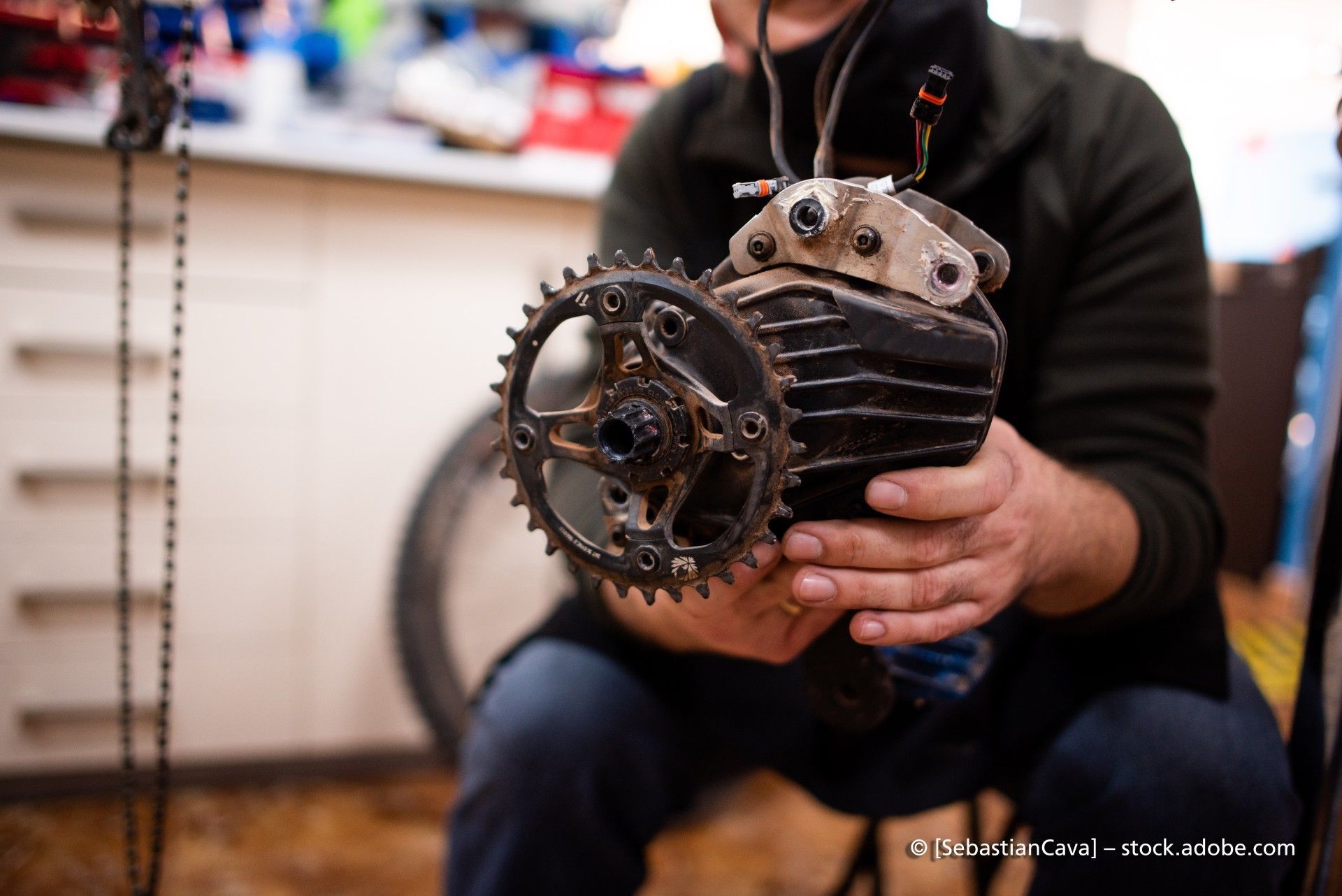 Slickrock Fahrradgeschäft, Mitarbeiter bearbeitet Kettenblatt