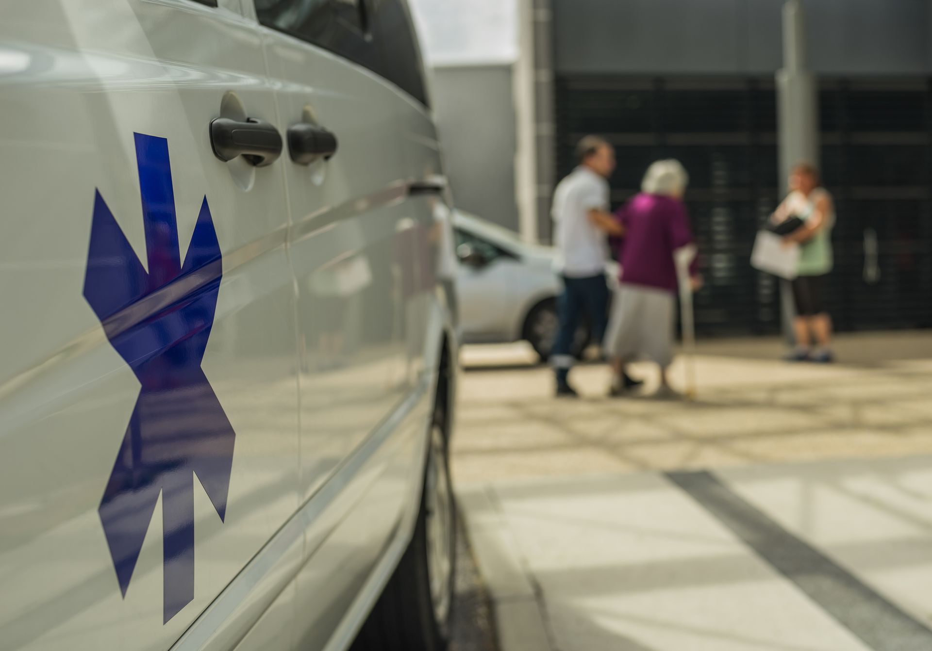 Ambulance avec la croix bleue en gros plan