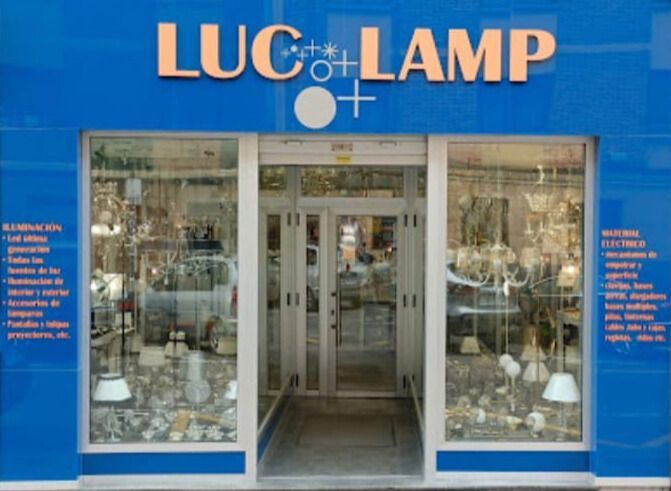 Un escaparate con un cartel azul que dice