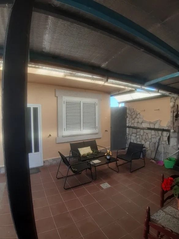 Una sala de estar con un sofá, sillas y una mesa.