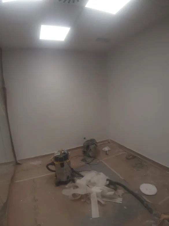 Hay una aspiradora en el medio de la habitación.