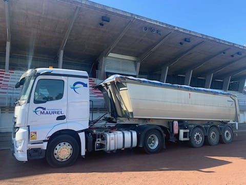 Camion avec une benne TP du Groupe Maurel Transports