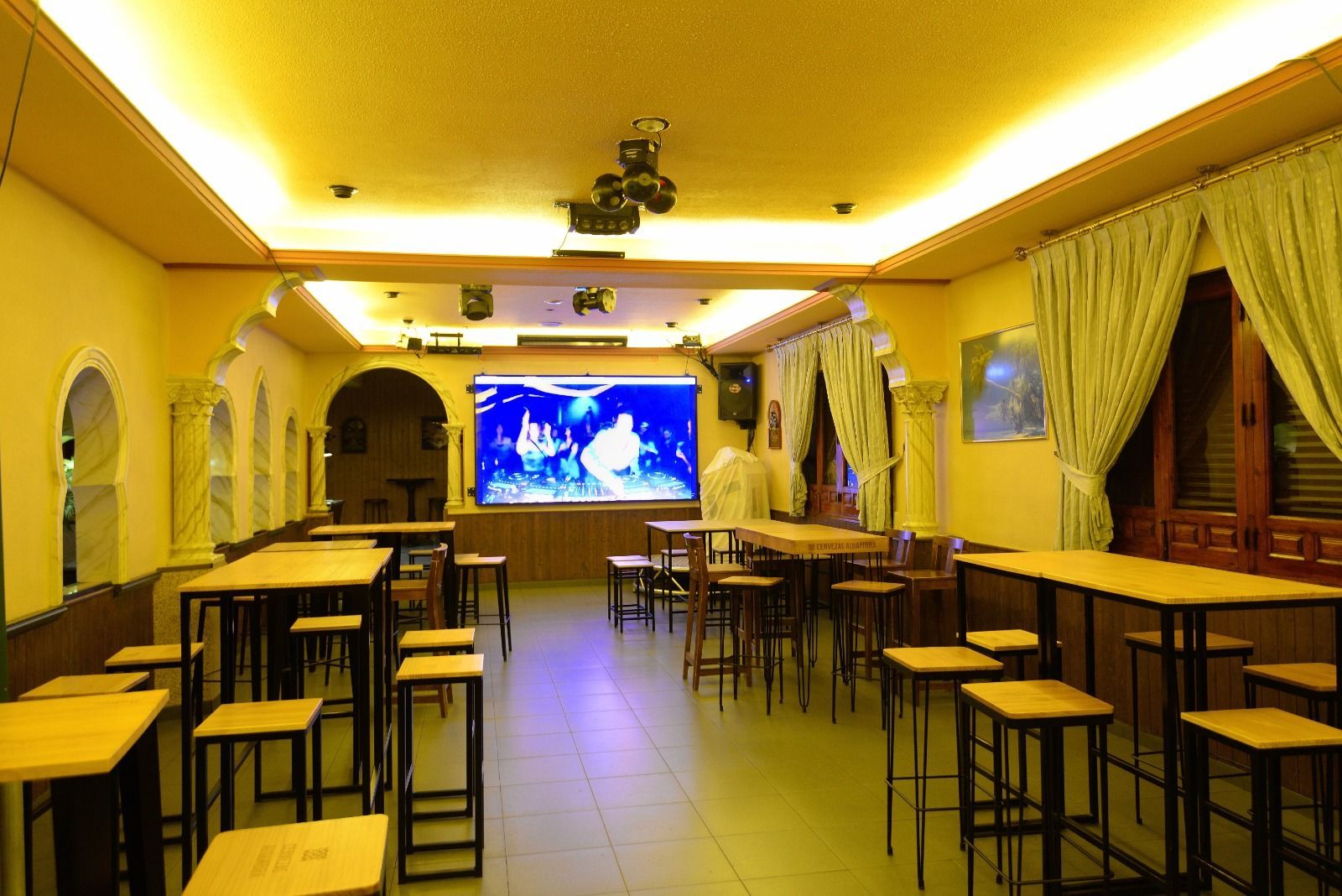 Interior de local de El Oasis