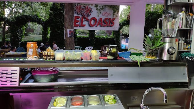 Un restaurante con un cartel que dice el oasis.