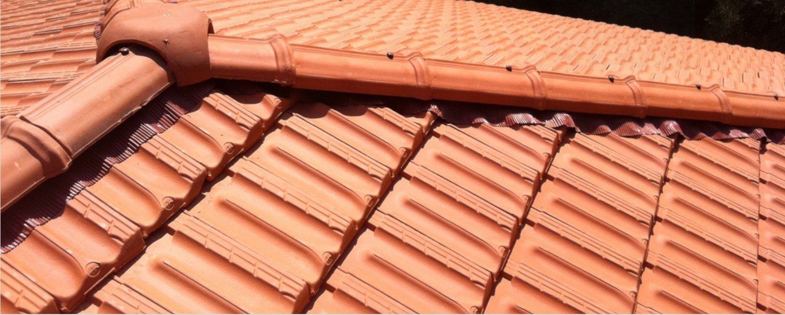 Couverture en tuiles terre cuite orange