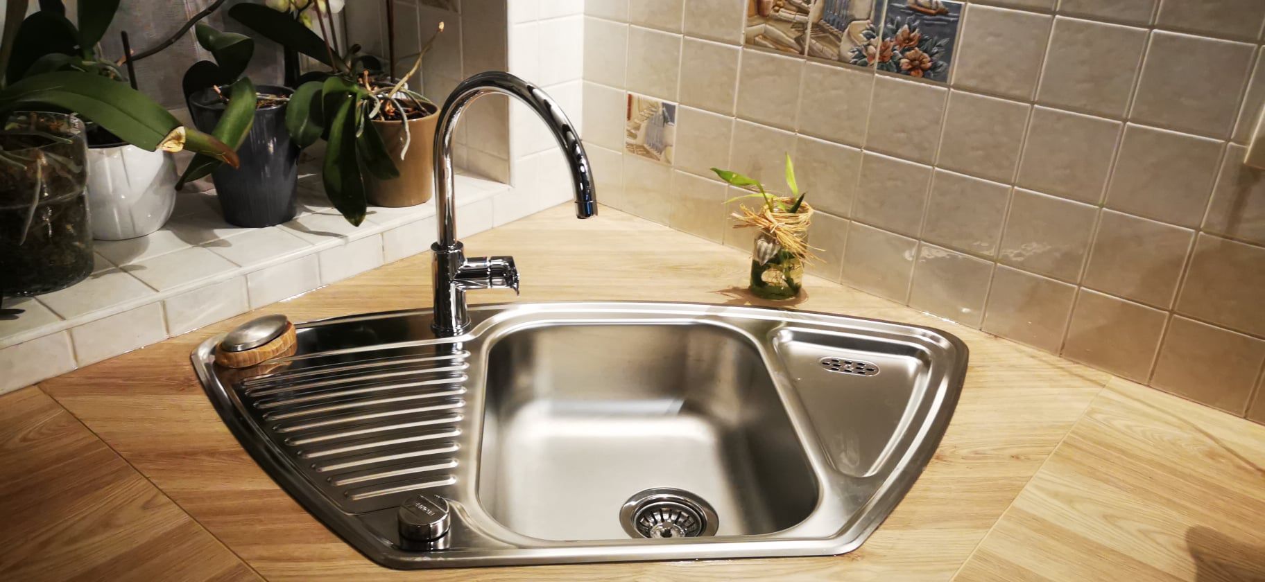 Un évier de cuisine en inox