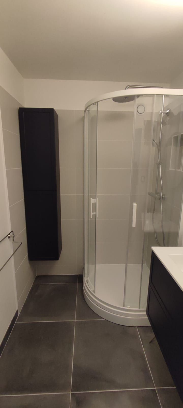 Une salle de bains avec une douche de forme arrondie