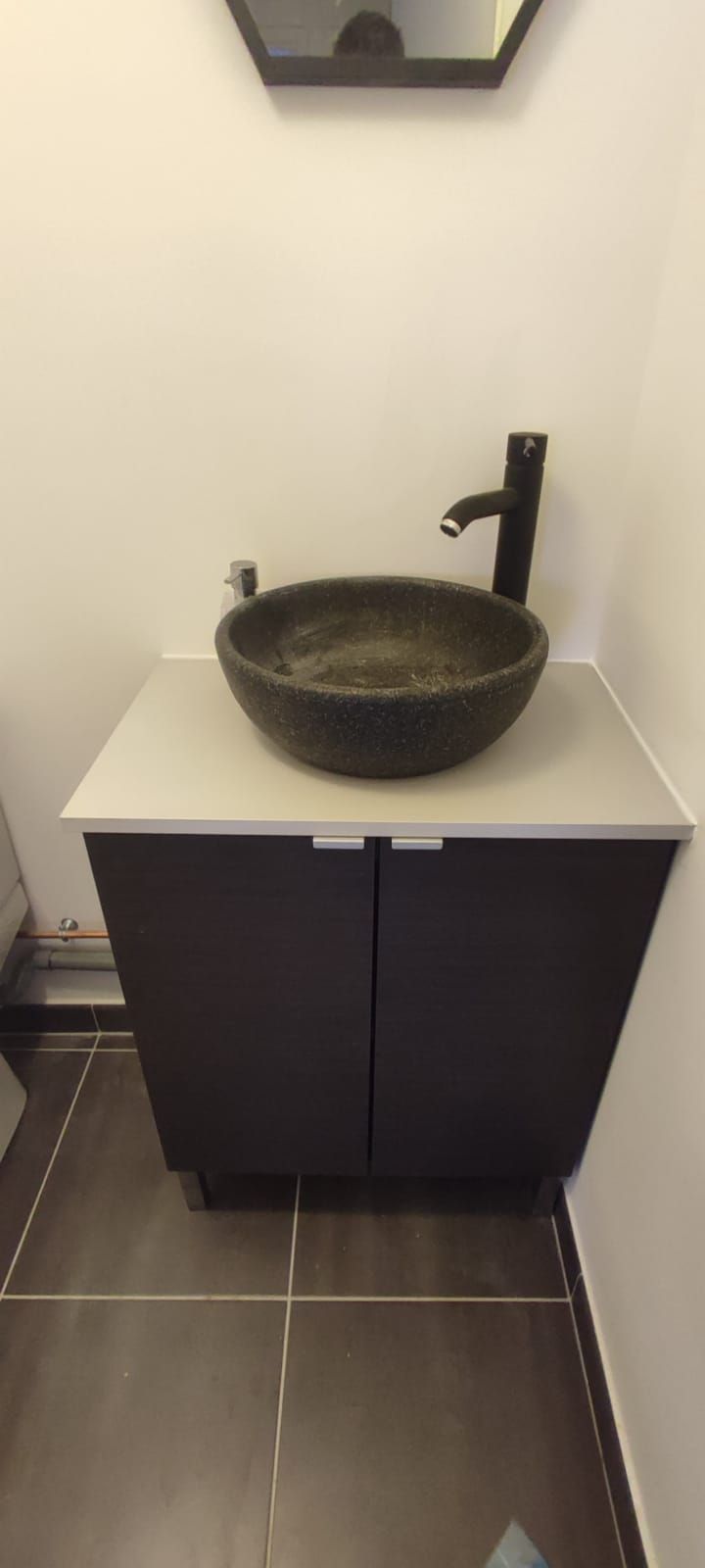 Un meuble vasque avec un lavabo circulaire