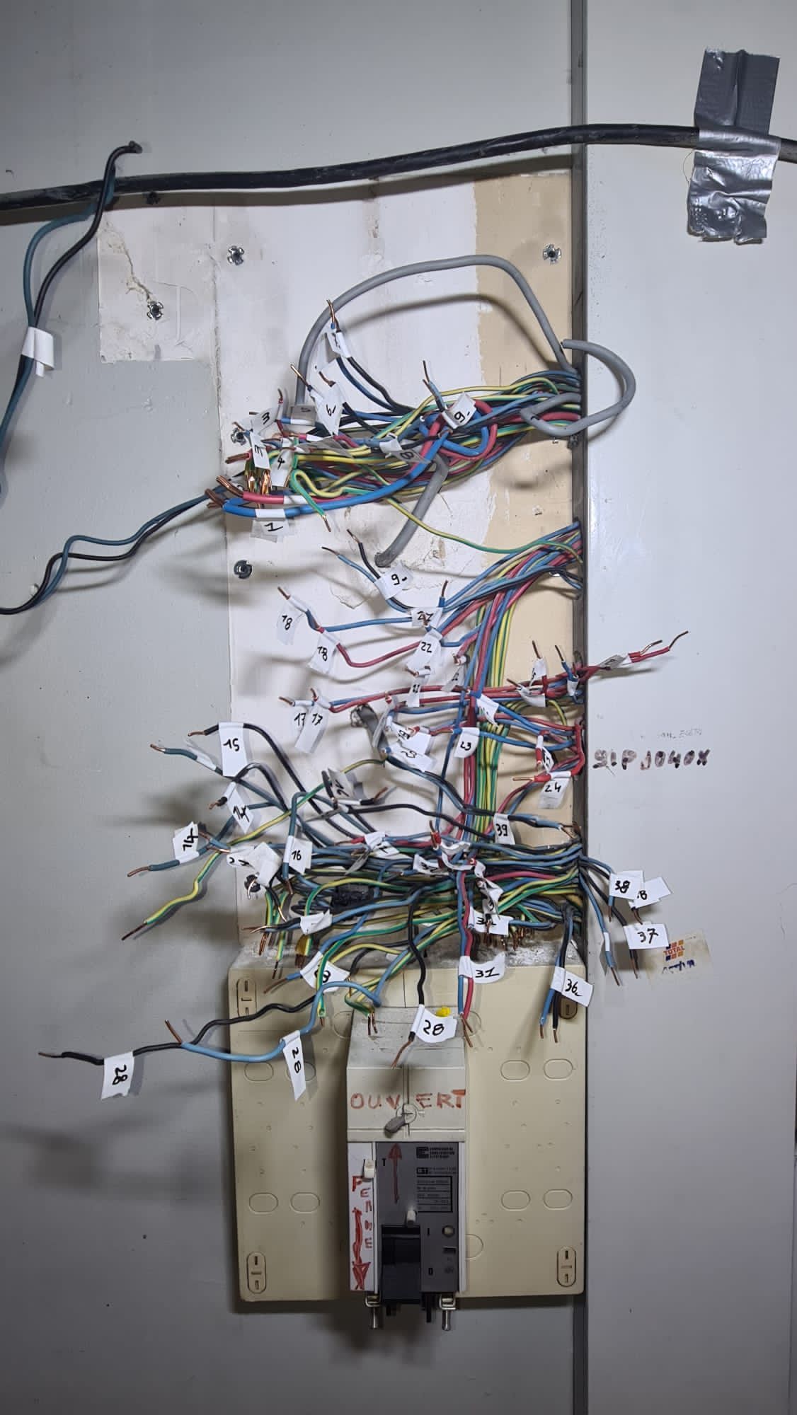 Des câbles électriques numérotés