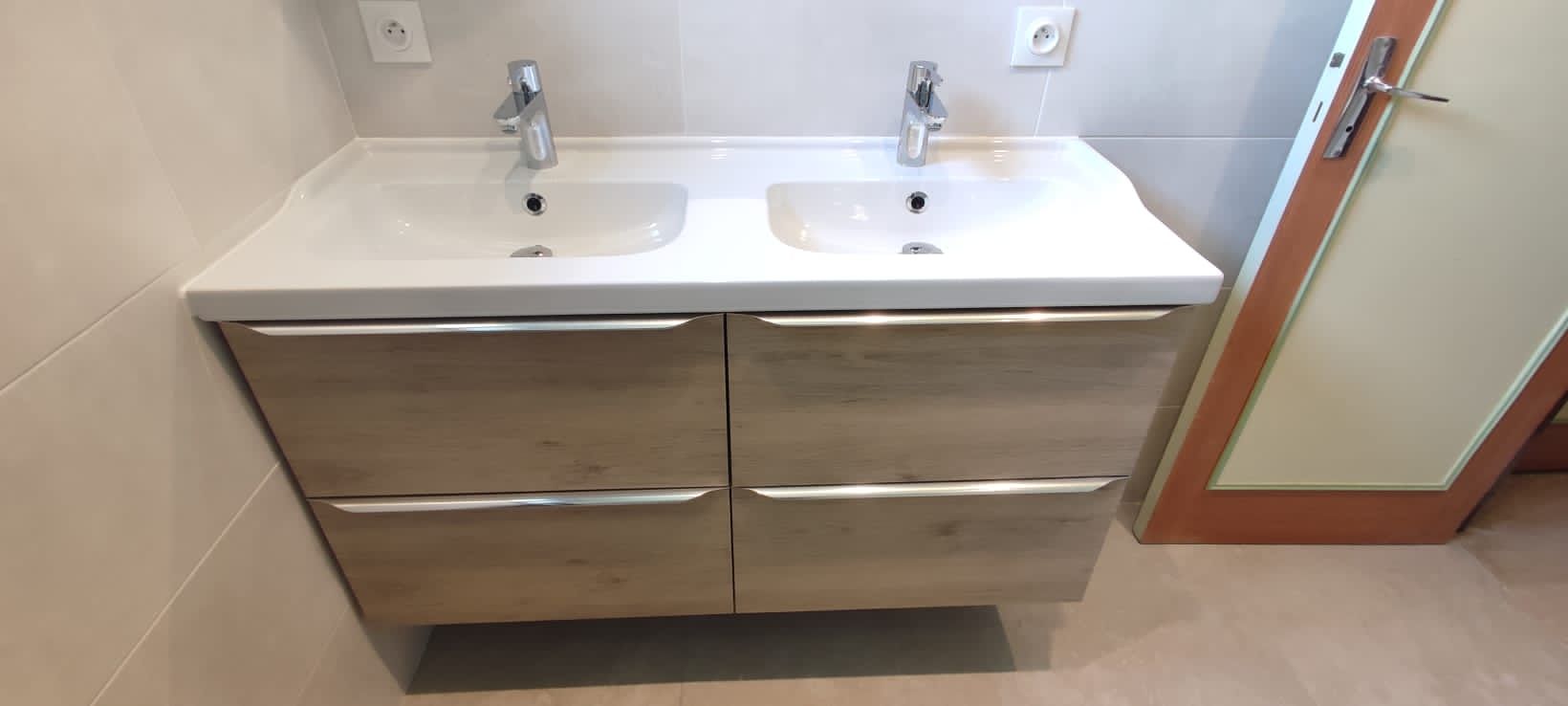 Un meuble avec deux lavabos et des tiroirs