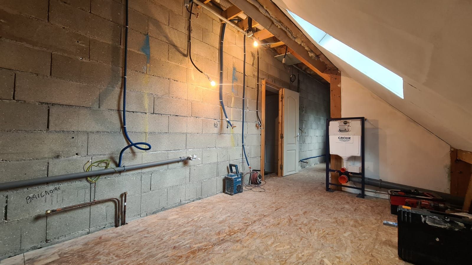 Des câbles électriques qui pendent pour un aménagement de salle de bains