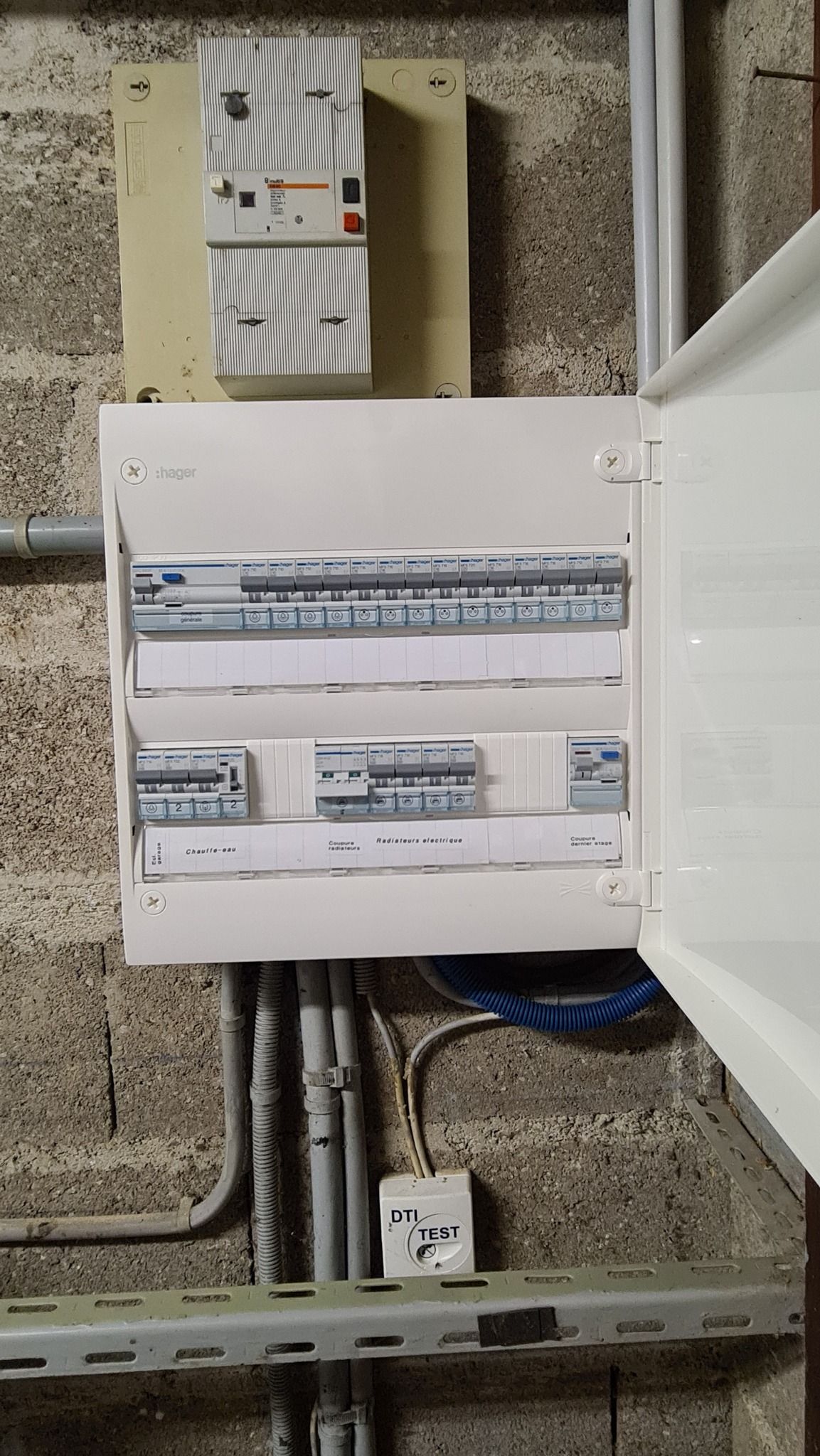 Gros plan sur un tableau électrique avec un disjoncteur