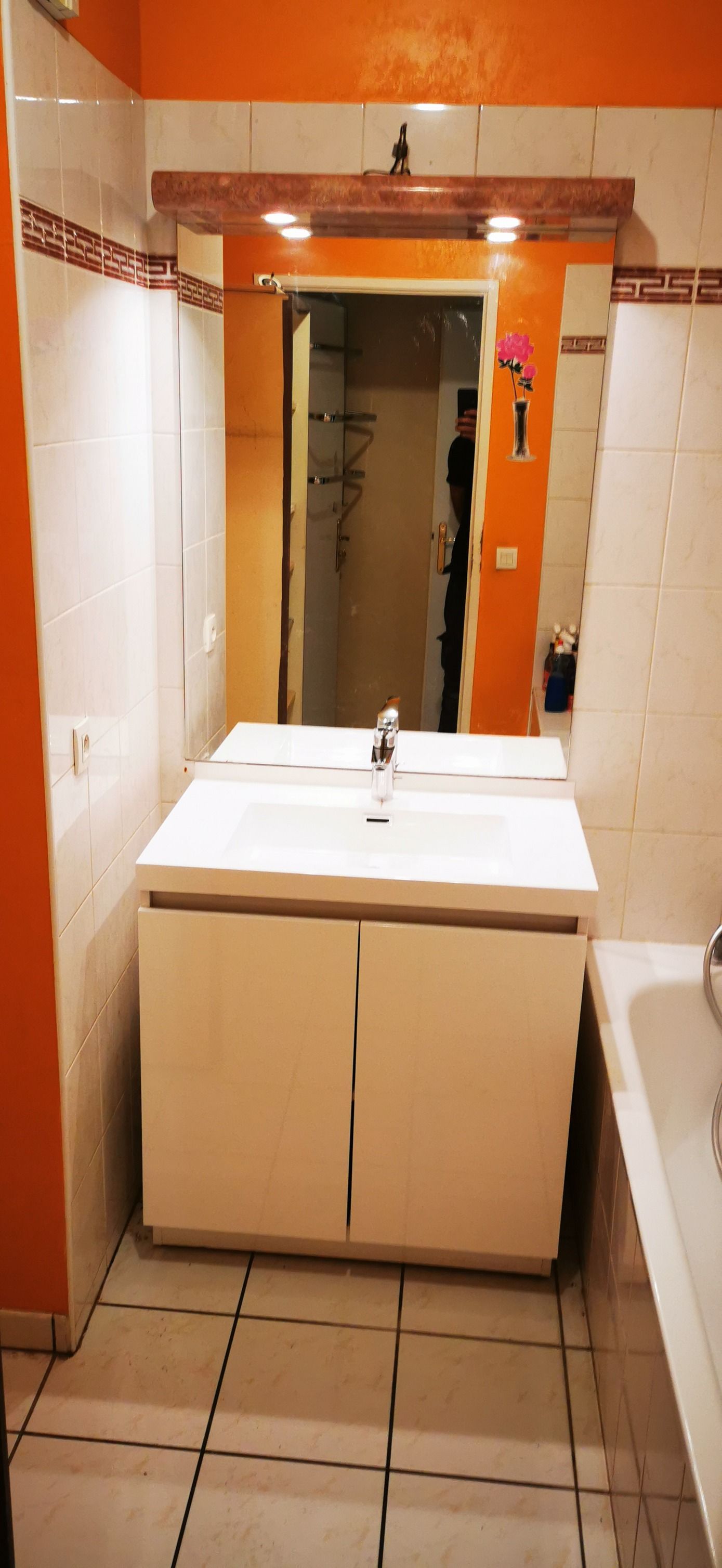 Un meuble vasque avec un miroir