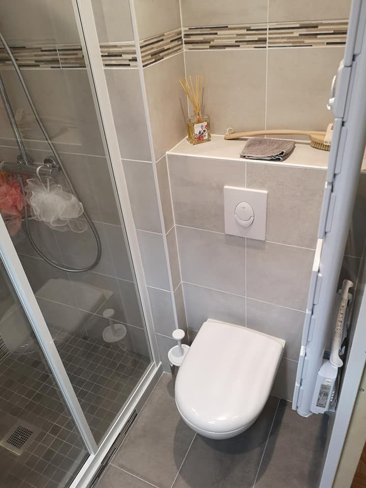 Un WC suspendu dans une salle de bains