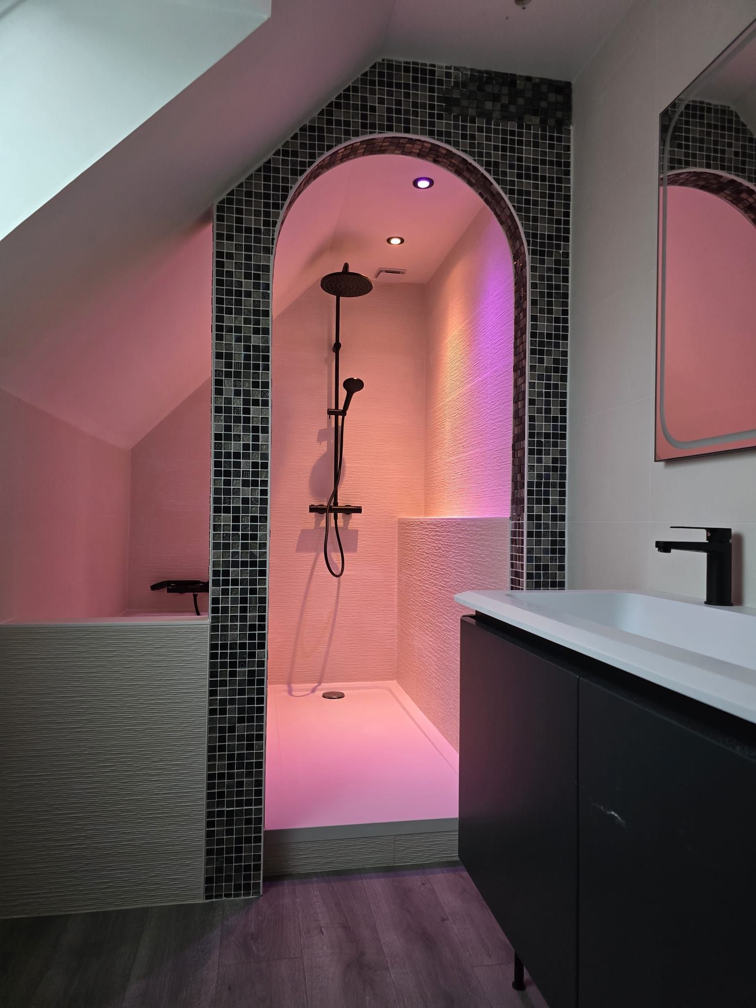 Une salle de bains avec un éclairage rose