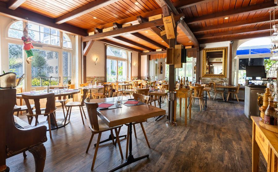 Im Restaurant gibt es viele Tische und Stühle.