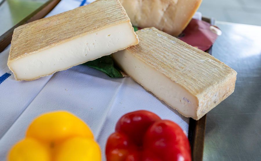 Ein Tablett mit Käse und Paprika auf einem Tisch.