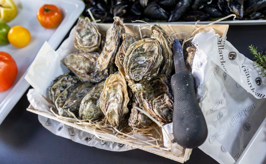 Ein Teller mit Garnelen auf Eis und Zitronenscheiben auf einem Tisch.