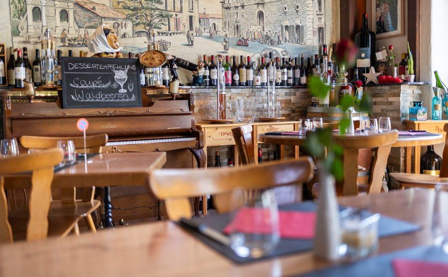 Eine Terrasse mit roten Möbeln und einer Feuerstelle.