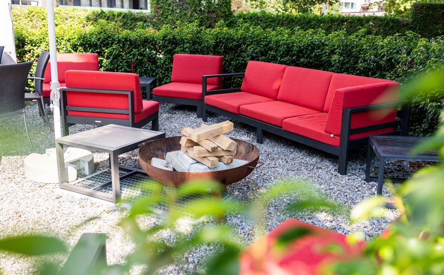 Ein Restaurant mit Tischen und Stühlen und einem Klavier im Hintergrund.