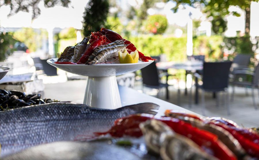 Ein Teller mit Meeresfrüchten steht auf einem Tisch in einem Restaurant.
