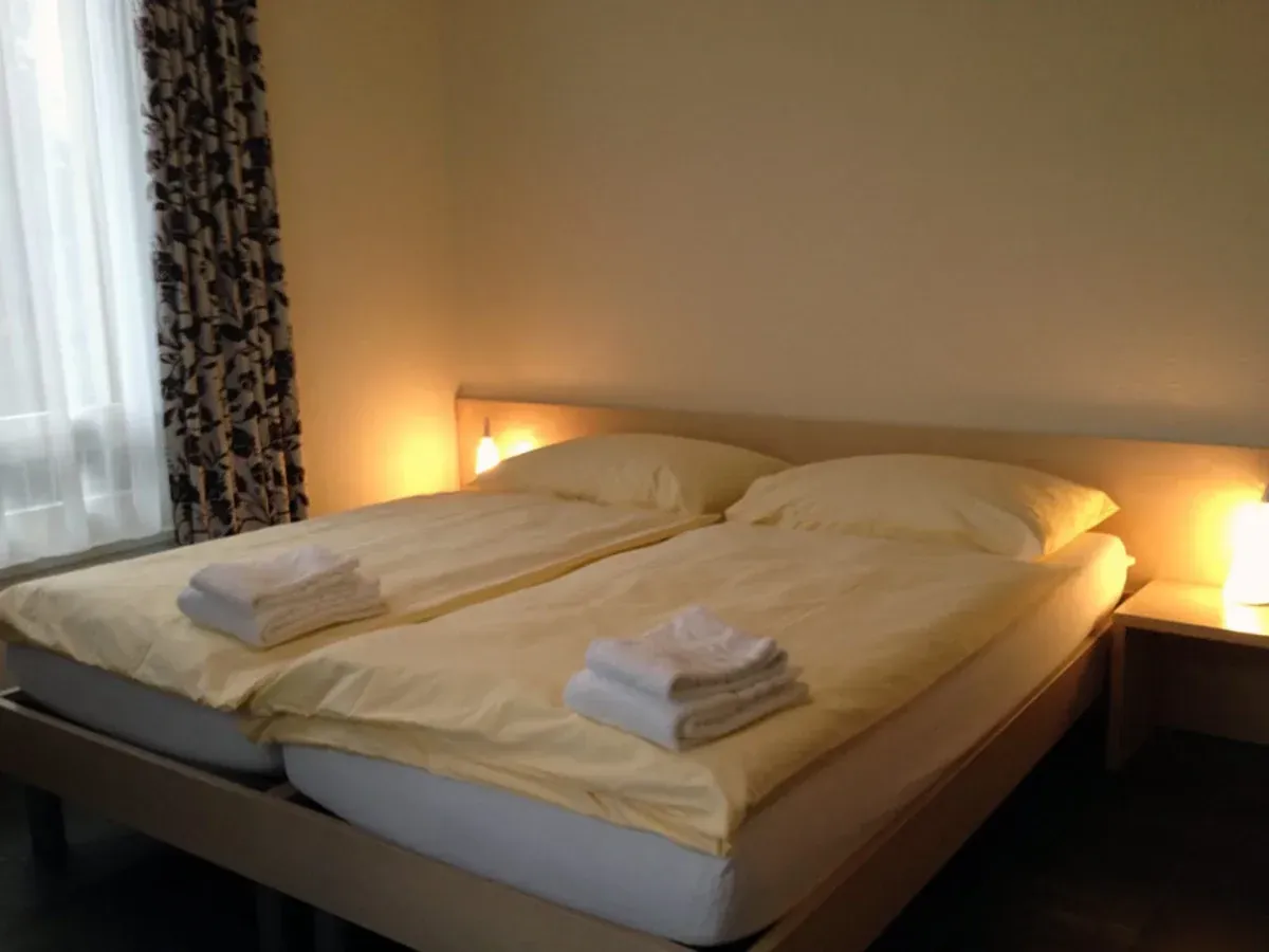 Ein Hotelzimmer mit zwei Betten und einem Fenster