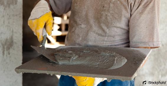 Ouvrier qui dépose ciment en sa spatule - Maçonnerie (entreprises)