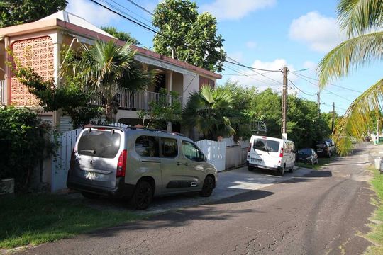 Utilitaires garés devant l'agence