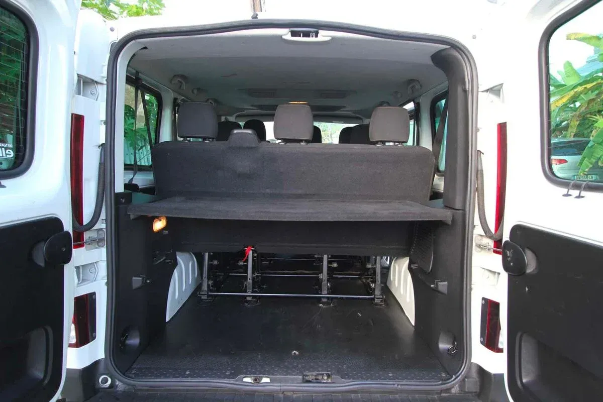 Utilitaire au coffre ouvert