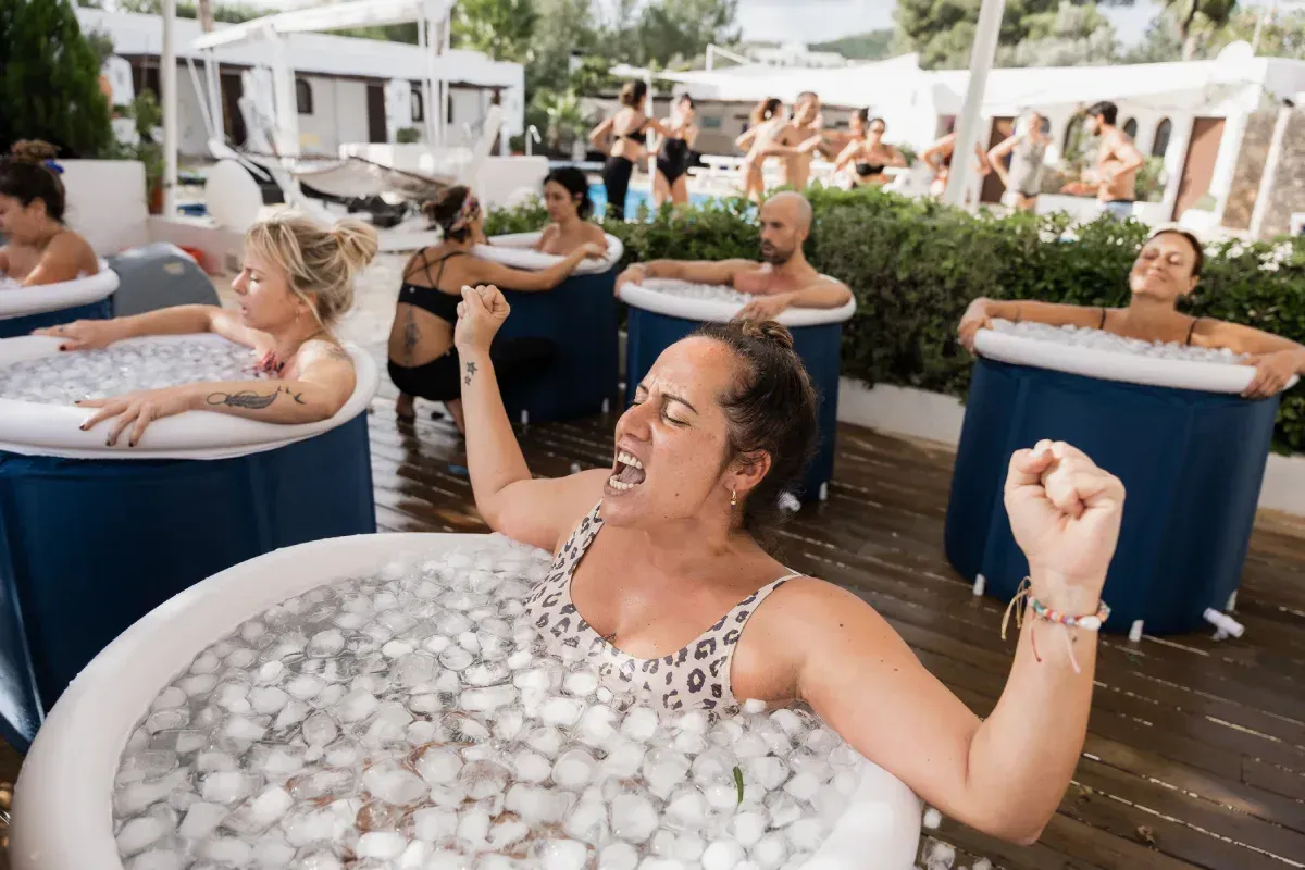 Un grupo de personas están sentadas en bañeras inflables llenas de hielo.
