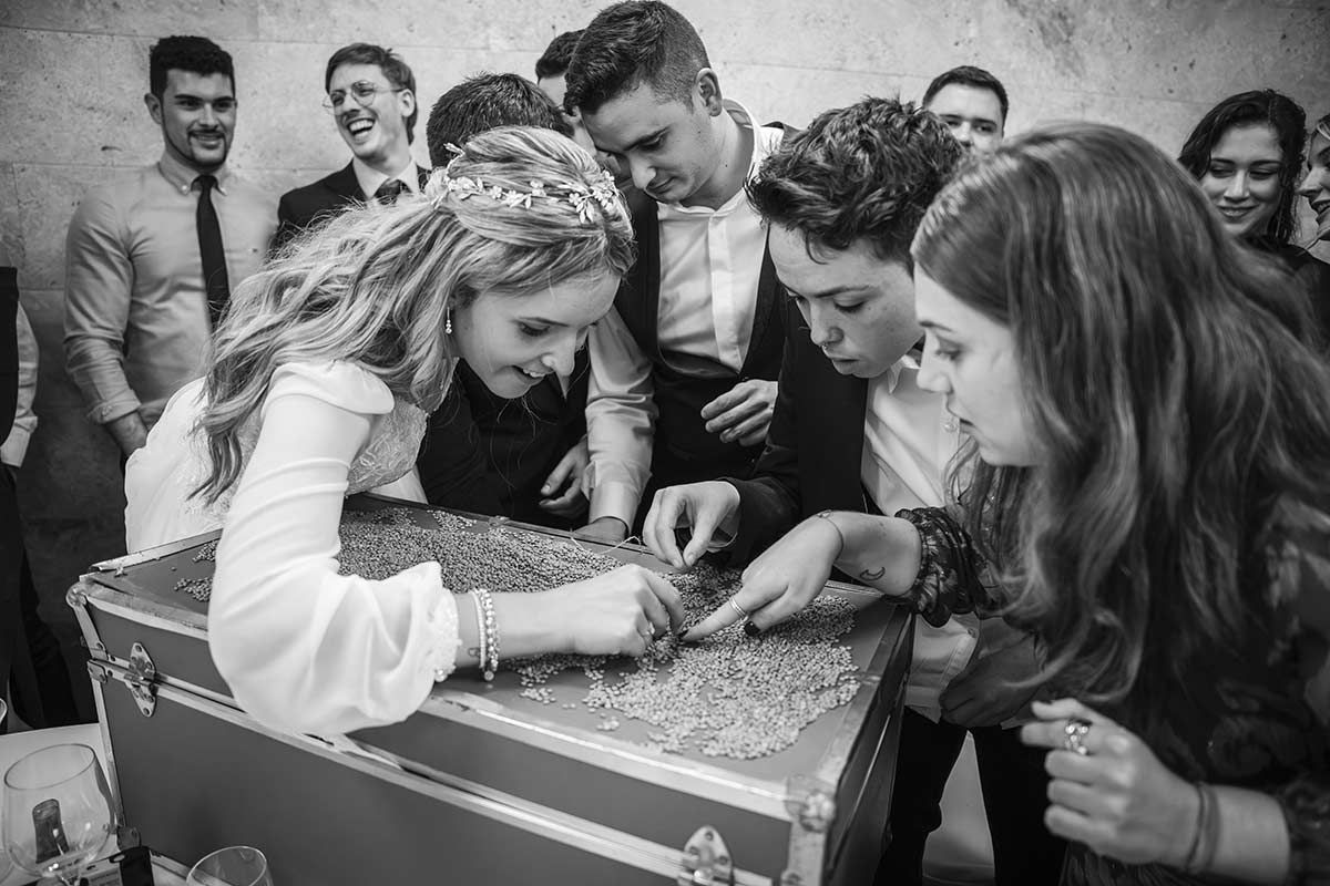Una fotografía en blanco y negro de un grupo de personas mirando una caja.