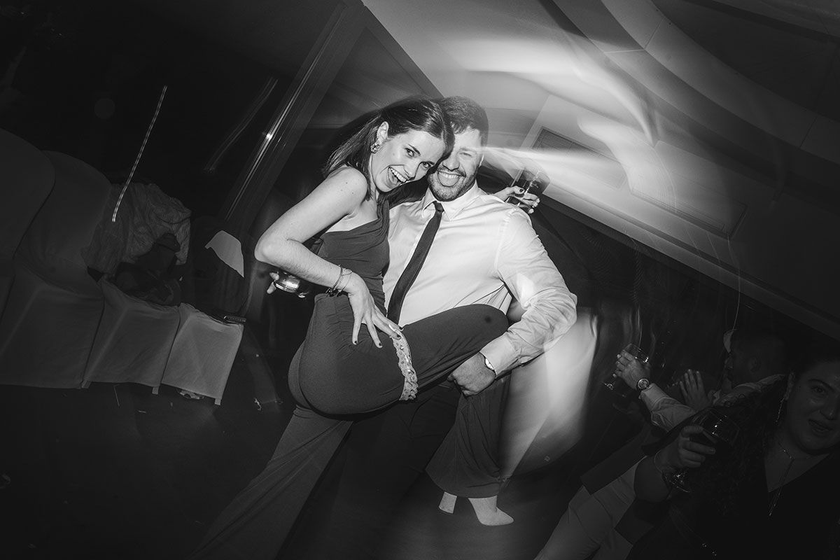 Una fotografía en blanco y negro de un hombre que lleva a una mujer sobre sus hombros.