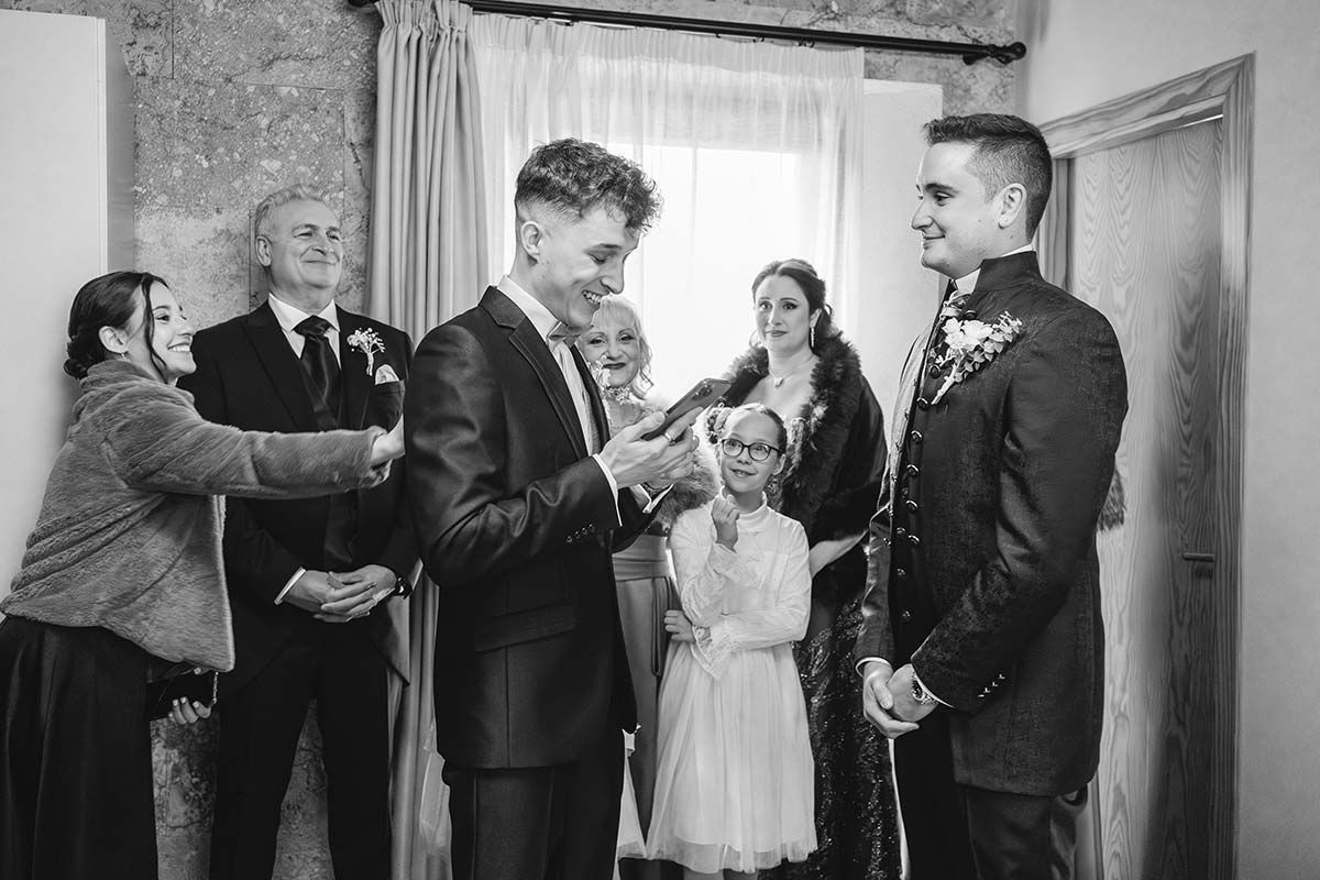 Un grupo de personas está de pie alrededor de un hombre con traje.