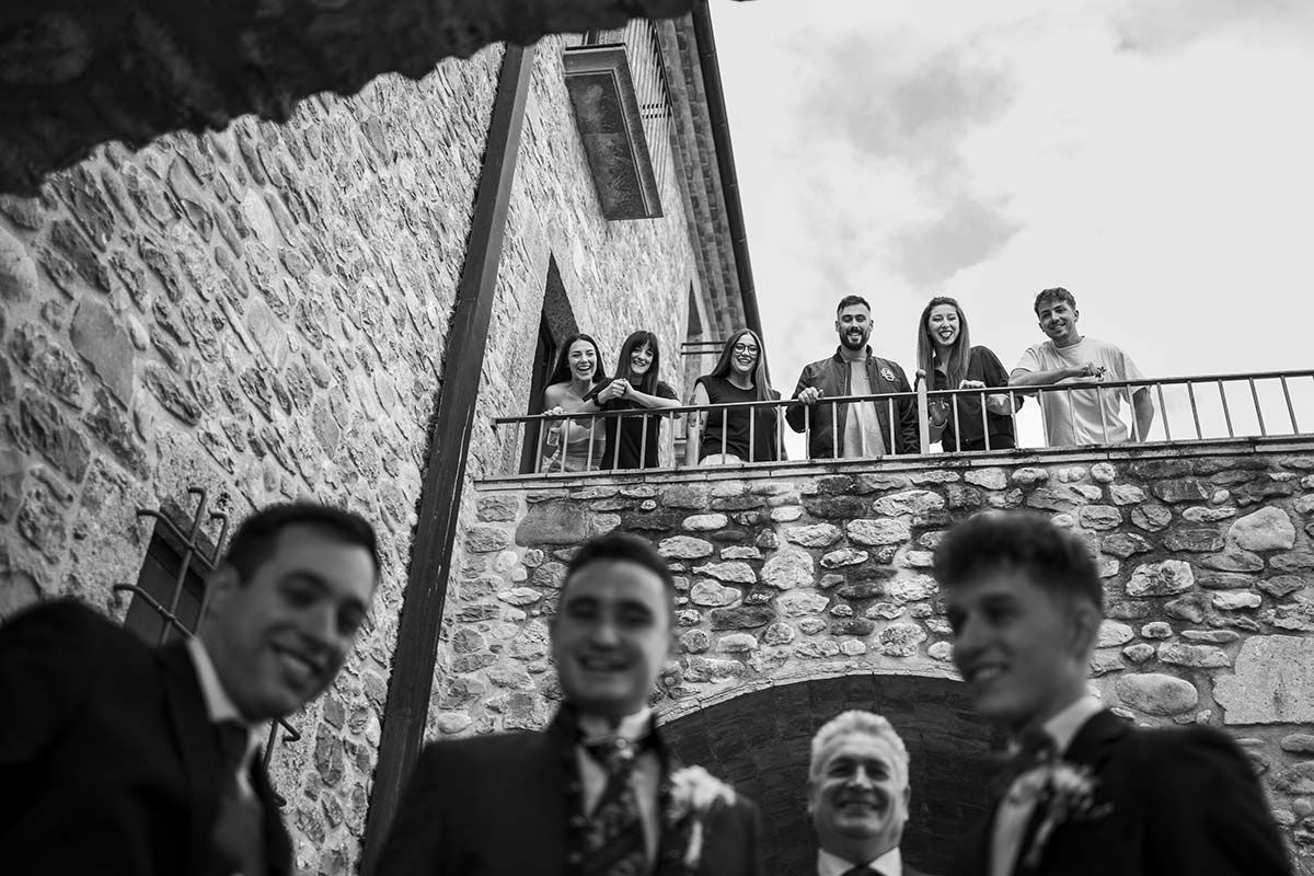 Un grupo de personas posa para una fotografía frente a un edificio de piedra.