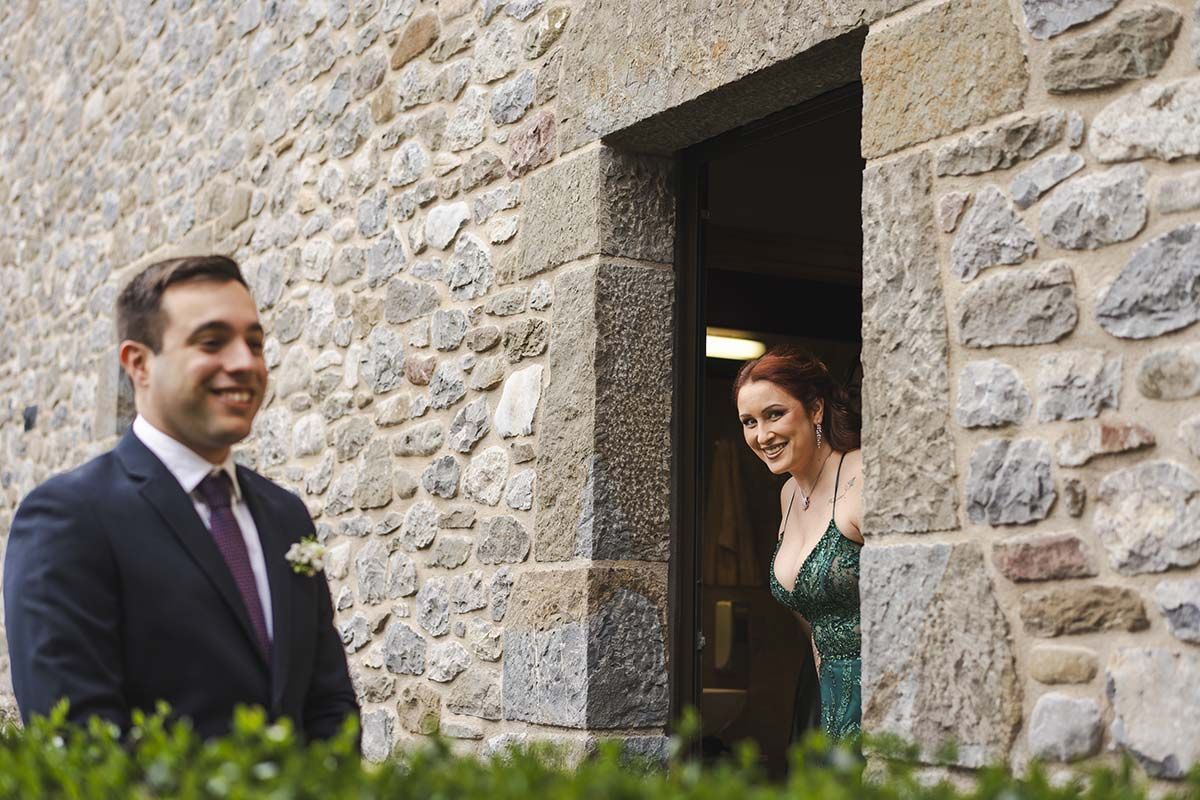 Un hombre con traje y corbata está de pie junto a una mujer con un vestido verde.