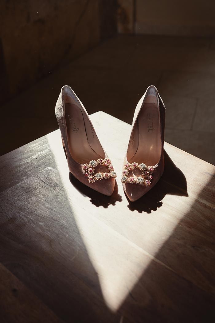 Un par de zapatos encima de una mesa de madera.