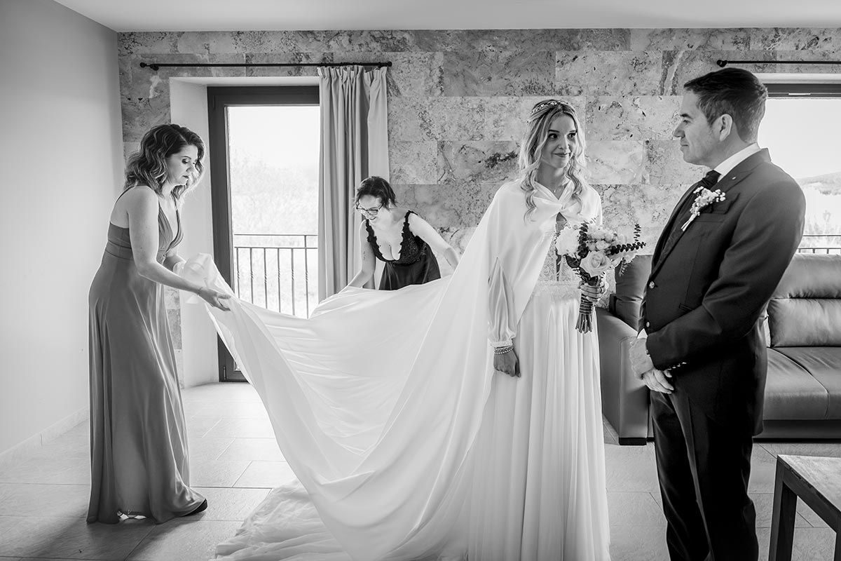 Una fotografía en blanco y negro de una novia y un novio preparándose para su boda.