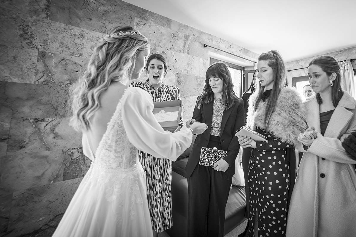 Una fotografía en blanco y negro de una novia preparándose para su boda.