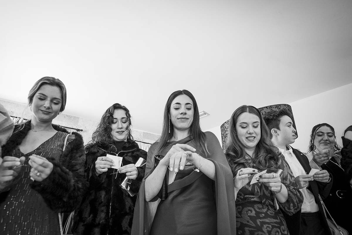 Una fotografía en blanco y negro de un grupo de mujeres paradas una al lado de la otra.