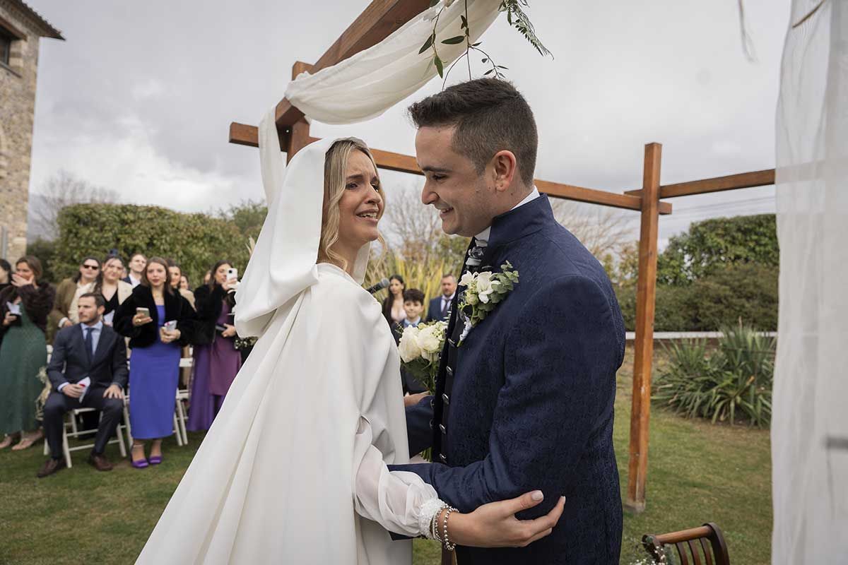 Una novia y un novio bailan bajo un dosel en su ceremonia de boda.