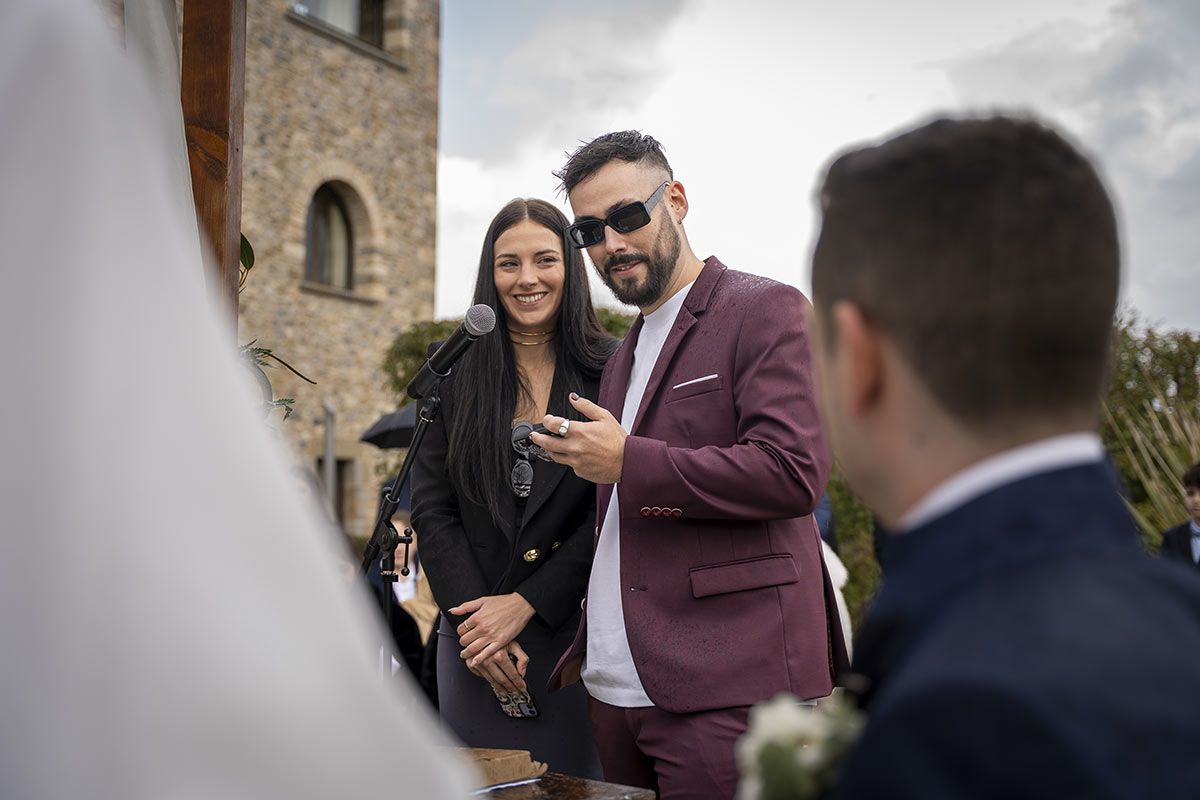 Una novia y un novio están de pie uno al lado del otro en una ceremonia de boda.
