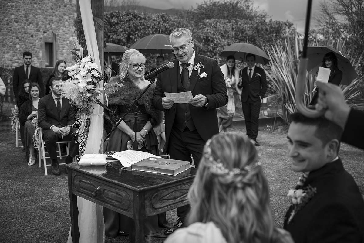 Una fotografía en blanco y negro de una novia y un novio en una ceremonia de boda.