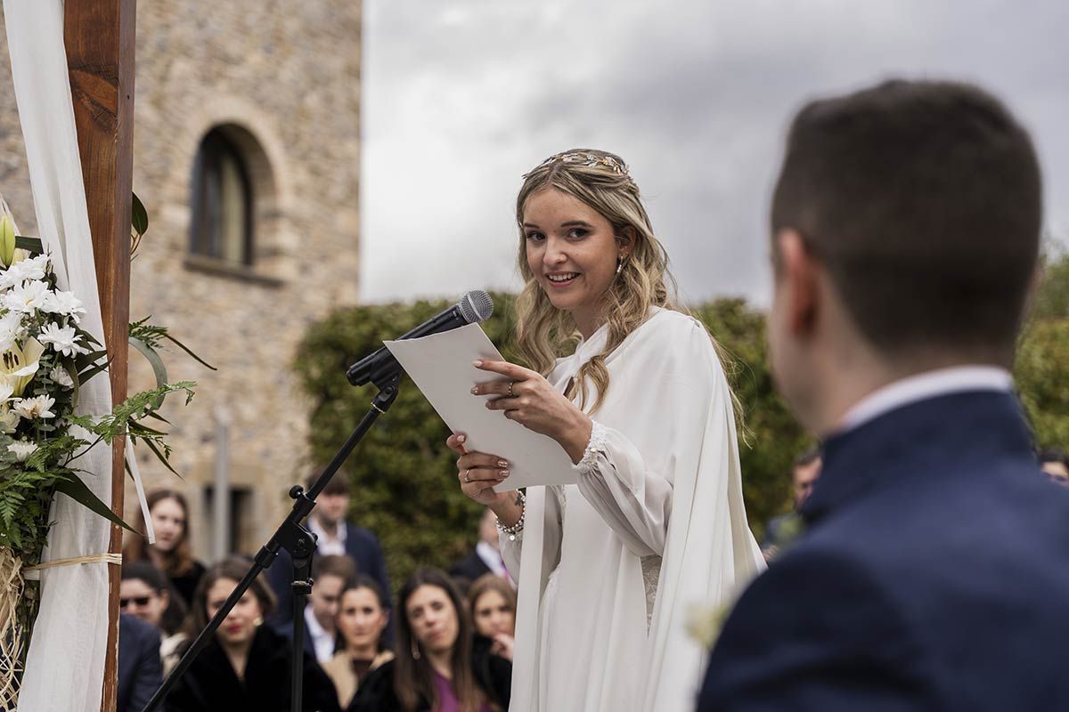 Una novia está dando un discurso a su novio en una ceremonia de boda.