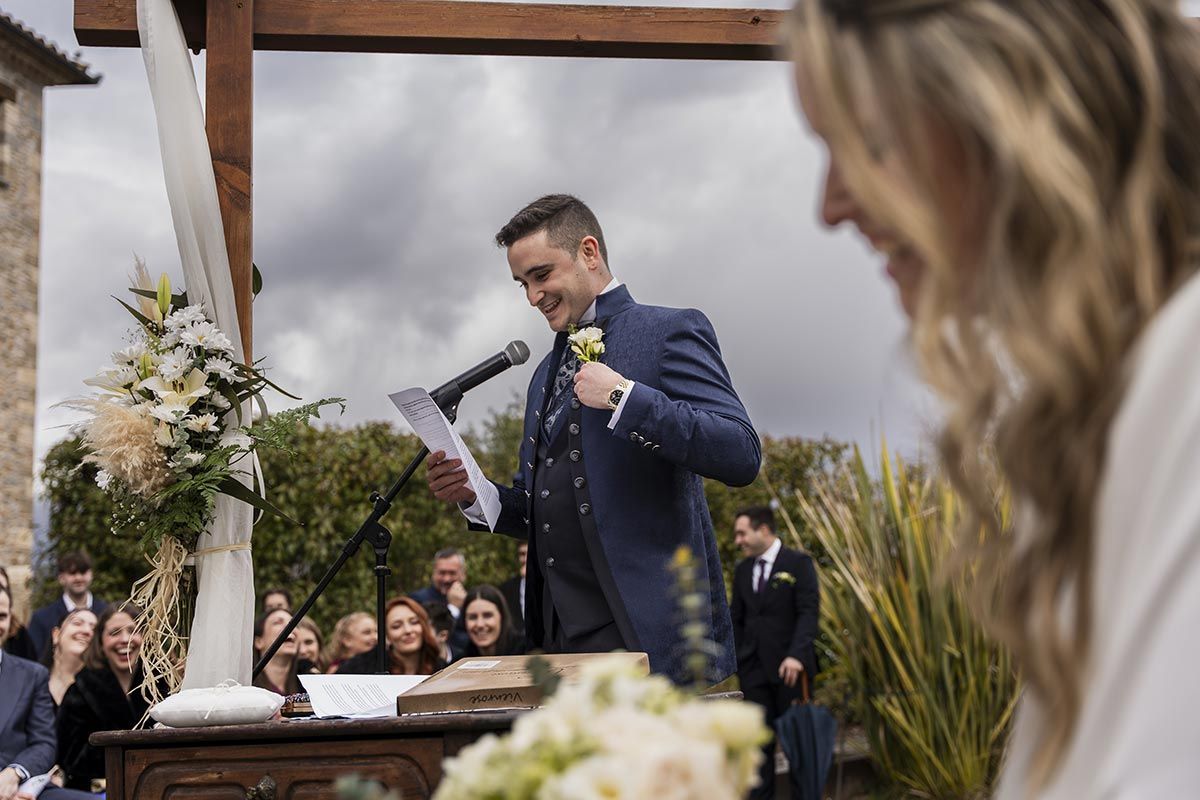 Un hombre con traje está dando un discurso en una ceremonia de boda.