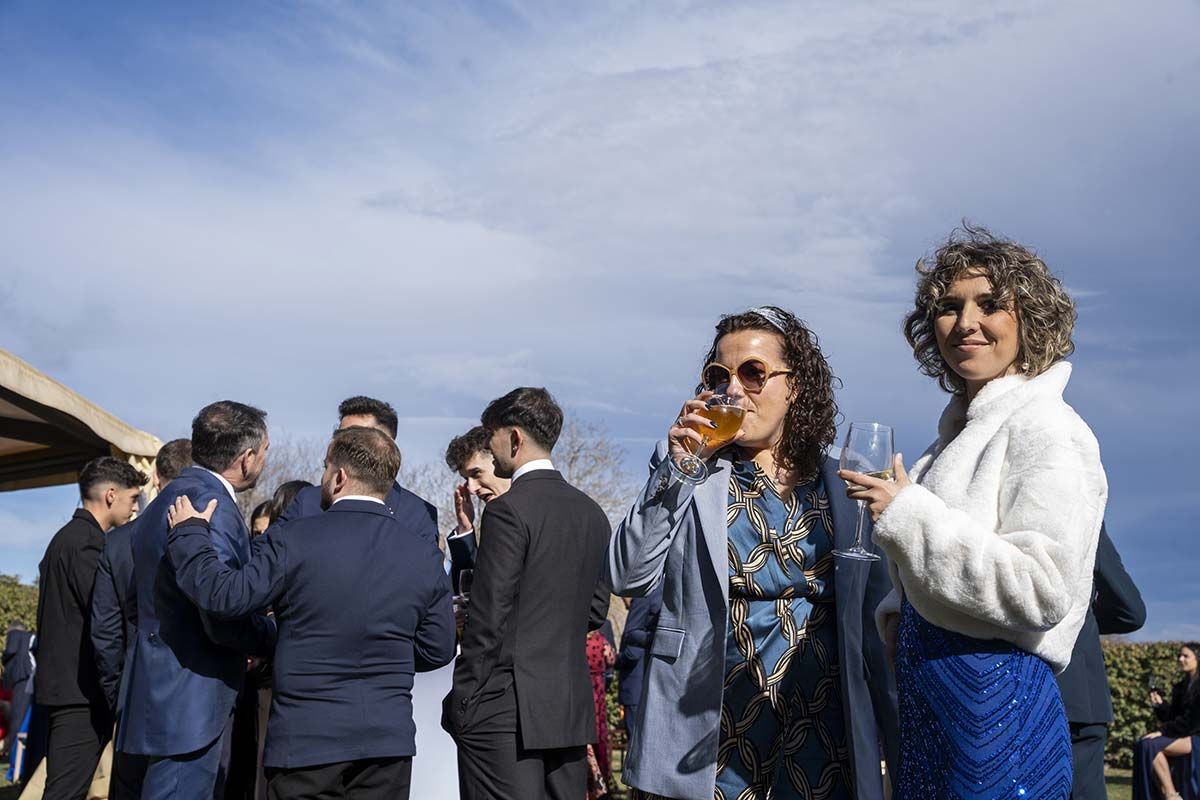 Un grupo de personas están haciendo fila bebiendo vino.